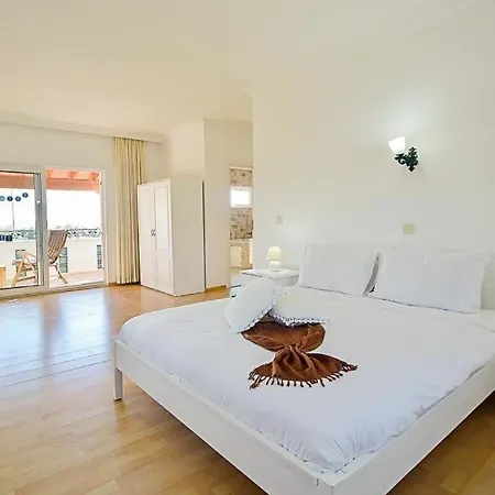 Sleeps 8 Pool Air Con Wifi Villa