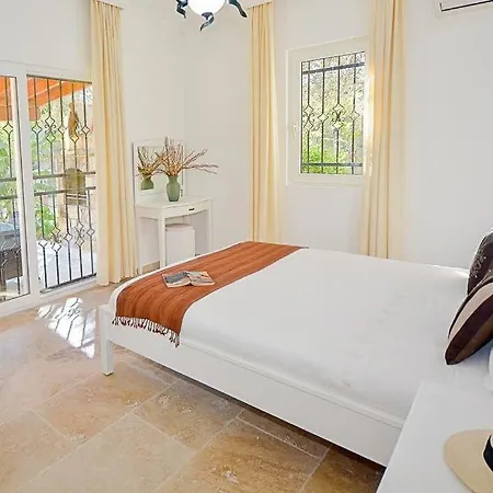 Sleeps 8 Pool Air Con Wifi Bitez