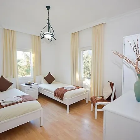Villa Sleeps 8 Pool Air Con Wifi